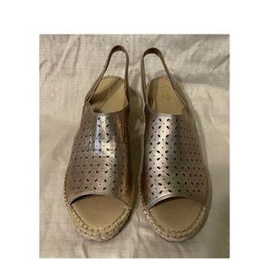 NWT Clarks Women’s Petrina Gail Metallic Gold Espadrille Sandals